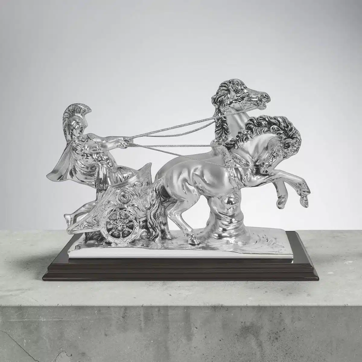 Statua Soldato Romano su Biga con Due Cavalli in Resina Argentata - immagine 2