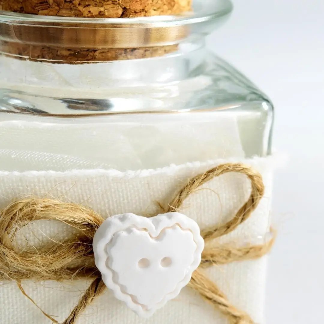Barattolino Portaconfetti in Vetro con Tappo in Sughero e Applicazione in Gesso a Forma di Cuoricino con Corda e Tessuto Portaconfetti Albalu Bomboniere