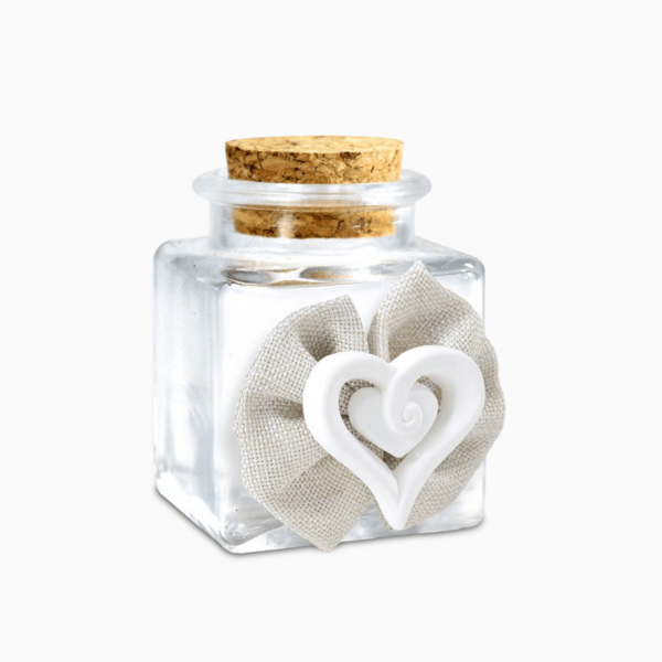 Barattolino Portaconfetti in Vetro con Tappo in Sughero e Decorato con Gessetto a Forma di Cuore e Coccarda a Forma di Fiocco
