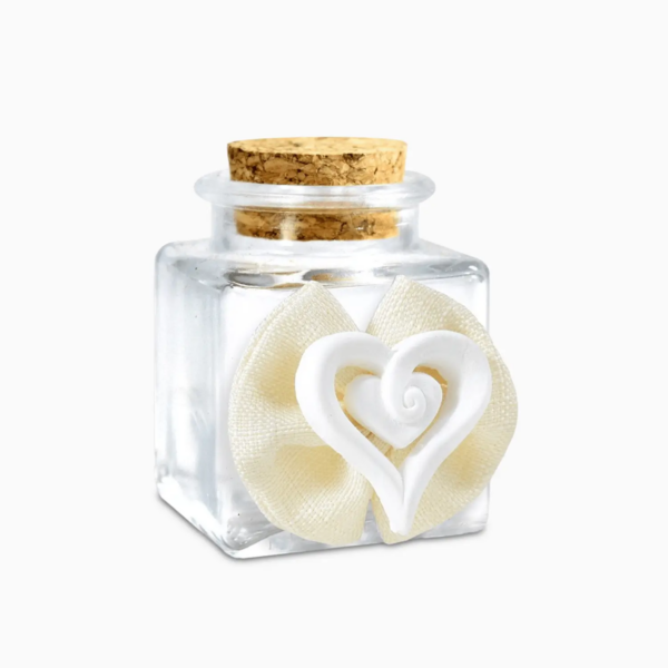 Barattolino Portaconfetti in Vetro con Tappo in Sughero e Decorato con Gessetto a Forma di Cuore e Coccarda a Forma di Fiocco