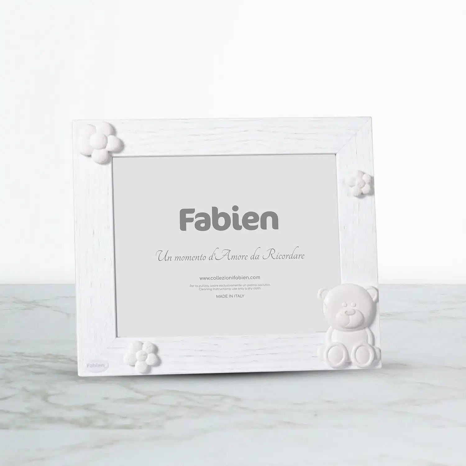 Cornice Portafoto in Legno Naturale Color Bianco con Applicazioni in Resina Misto Gesso a Forma di Orsetto e Fiorellini Cornici Portafoto Albalu Bomboniere