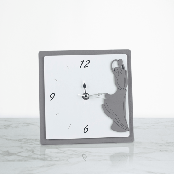 Orologio da Appoggio in Legno Laccato Bianco e Tortora Quadrato con Coppia Sposi e Numeri Incisi su Pannello a Rilievo Orologi Albalu Bomboniere