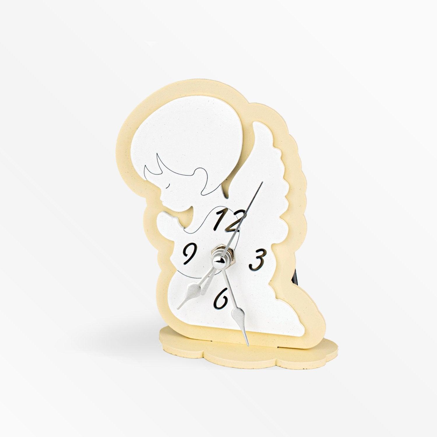Orologio in Legno Colorato a Forma di Angioletto in Preghiera Celeste Rosa e Panna