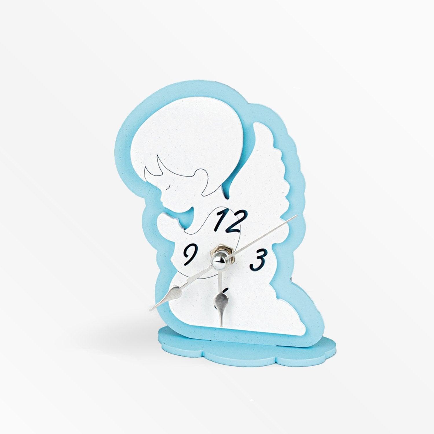 Orologio in Legno Colorato a Forma di Angioletto in Preghiera Celeste Rosa e Panna