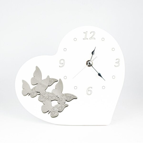 Orologio in Legno Laccato Bianco a Forma di Cuore con Applicazioni a Tema Coppia