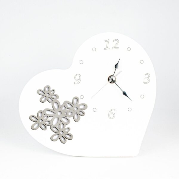 Orologio in Legno Laccato Bianco a Forma di Cuore con Applicazioni a Tema Coppia