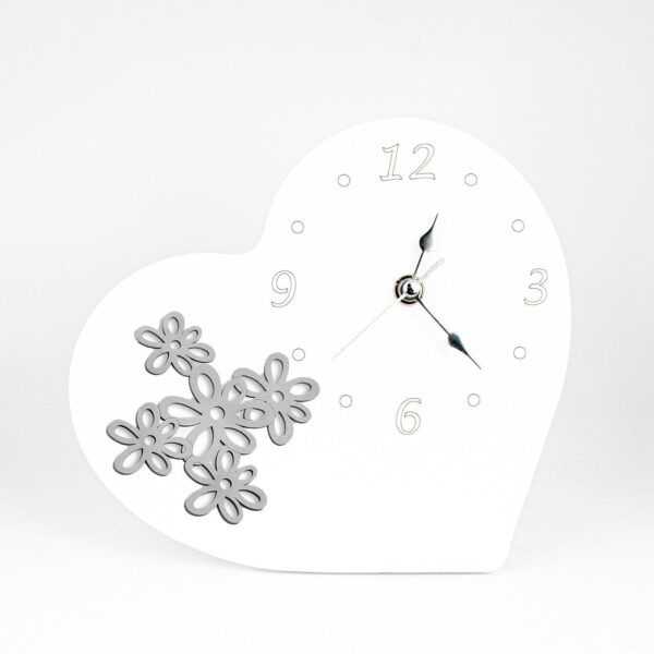 Orologio in Legno Laccato Bianco a Forma di Cuore con Applicazioni a Tema Coppia