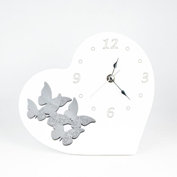 Orologio in Legno Laccato Bianco a Forma di Cuore con Applicazioni a Tema Coppia