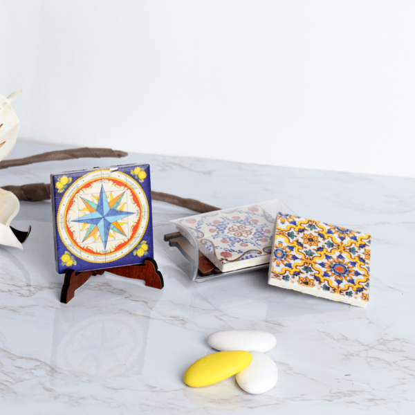 Confettata Magnete Sacro in Gres Porcellanato Decorata con supporto da Appoggio e Scatola Magneti Albalu Bomboniere