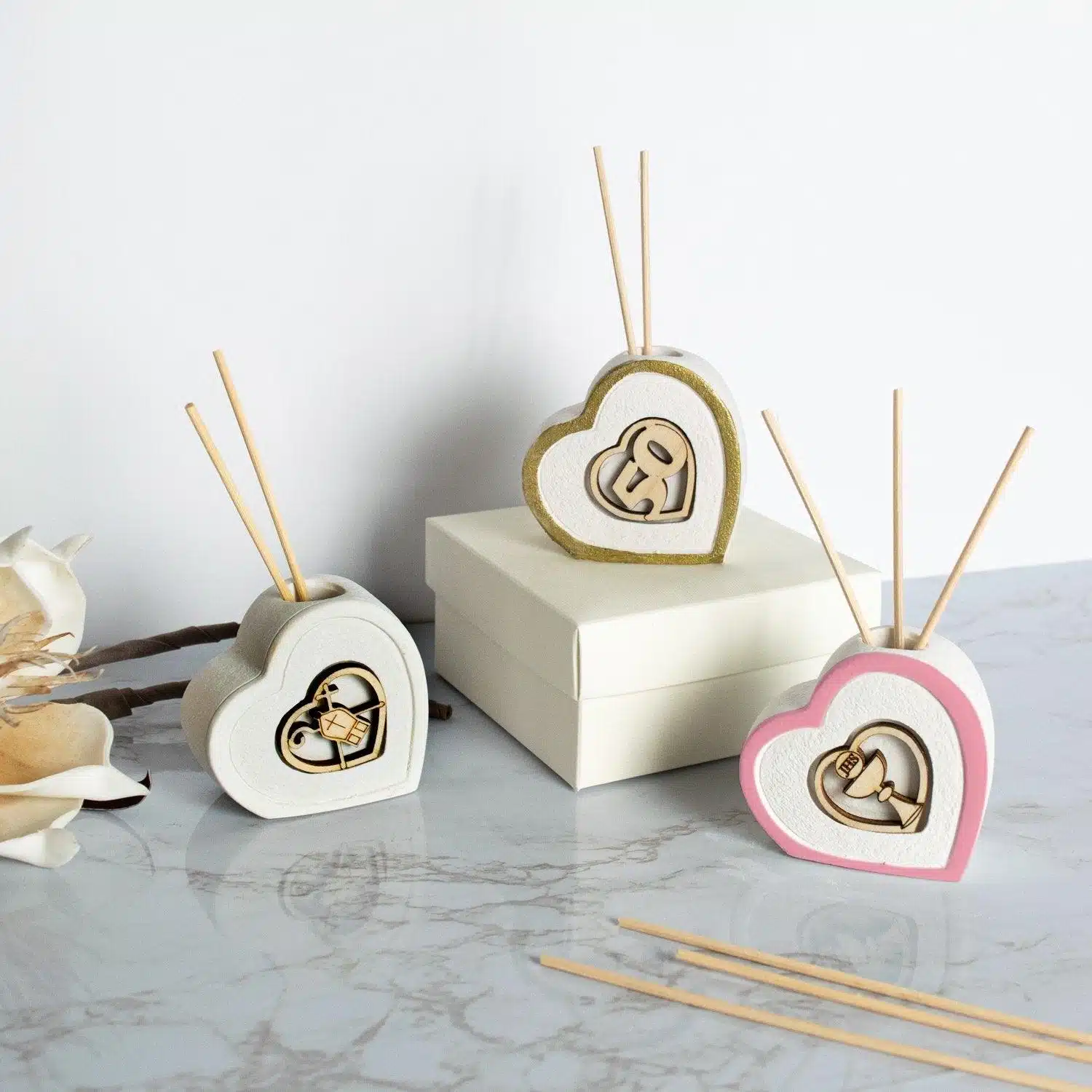 Profumatore a Forma di Cuore in Resina Colorata con Applicazione in Legno Sacra Famiglia Profumatori Albalu Bomboniere