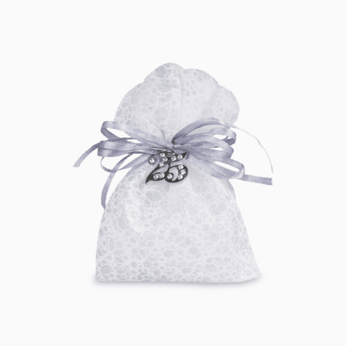 Sacchetto Portaconfetti Bianco in Tessuto Ricamato con Nastro Grigio e Applicazione Numero 25 Argento con Strass e 5 Confetti al Cioccolato Portaconfetti Albalu Bomboniere