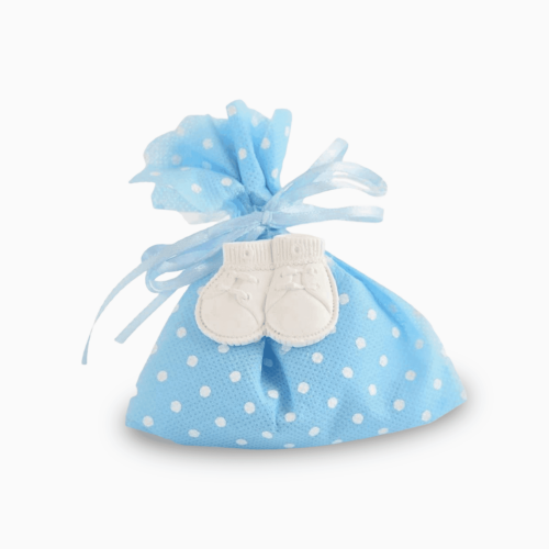 Sacchetto Portaconfetti in Tessuto Celeste a Pois con Nastro Azzurro e Applicazione Scarpette in Gesso Compreso di 5 Confetti Crispo al Cioccolato Portaconfetti Albalu Bomboniere