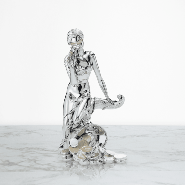 Statua Dea Bendata Portafortuna in Resina Argentata Eretta su Cornucopia di Soldi Oro e Argento Resina Argentata Albalu Bomboniere