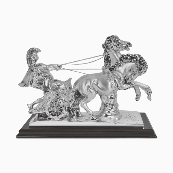 Statua Raffigurante un Soldato Romano su una Biga Trainata da Due Cavalli realizzata in Resina Argentata su Base in Legno Laccato Scuro Resina Argentata Albalu Bomboniere