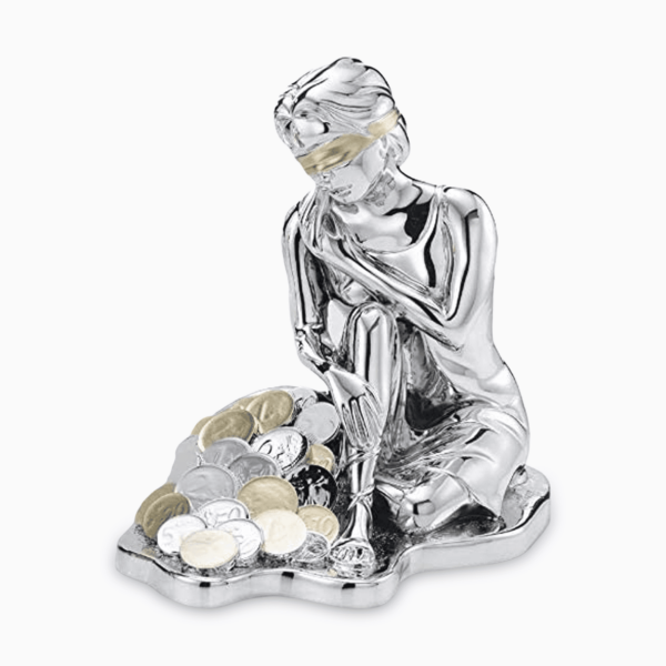Statua della Dea Bendata Portafortuna in Resina Argentata Seduta su Soldi Oro e Argento Resina Argentata Albalu Bomboniere