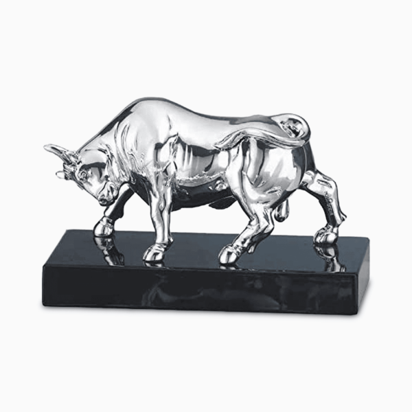 Statua di un Toro da Corrida Portafortuna in Resina Argentata poggiata su Base in Legno Laccato Resina Argentata Albalu Bomboniere