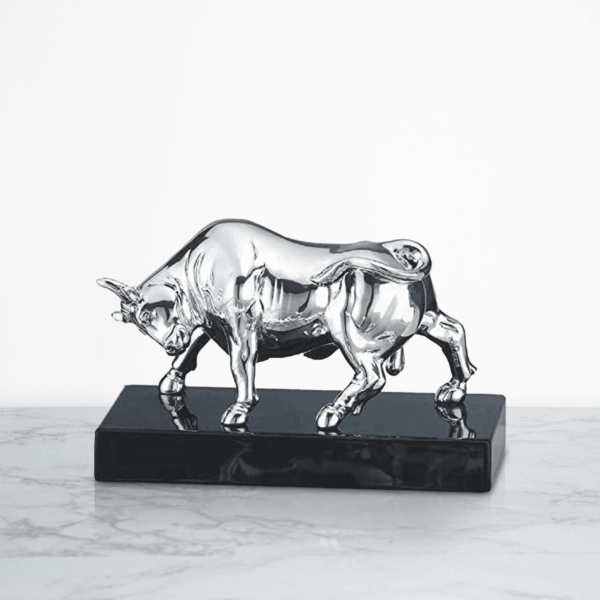 Statua di un Toro da Corrida Portafortuna in Resina Argentata poggiata su Base in Legno Laccato Resina Argentata Albalu Bomboniere