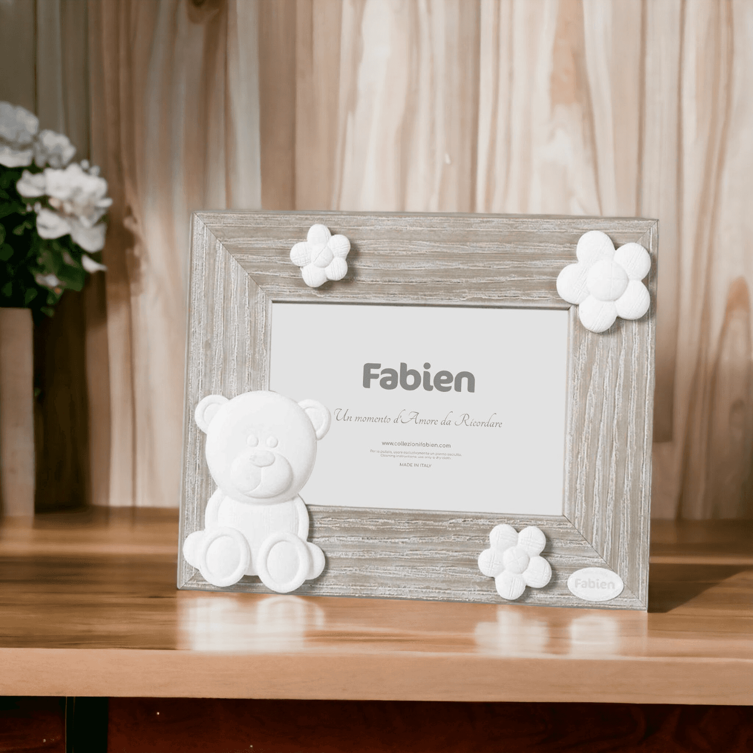 Cornice Portafoto in Legno Naturale Color Nocciola con Applicazioni in Resina Misto Gesso a Forma di Orsetto e Fiorellini Cornici Portafoto Albalu Bomboniere