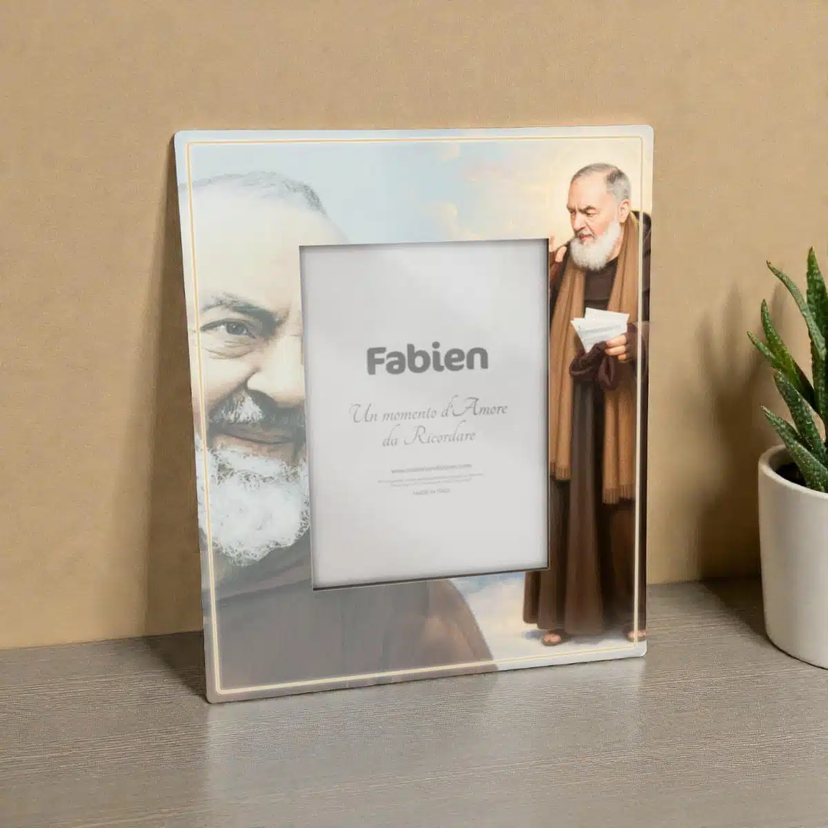 Portafoto Padre Pio personalizzato in legno, esempio di personalizzazione con foto