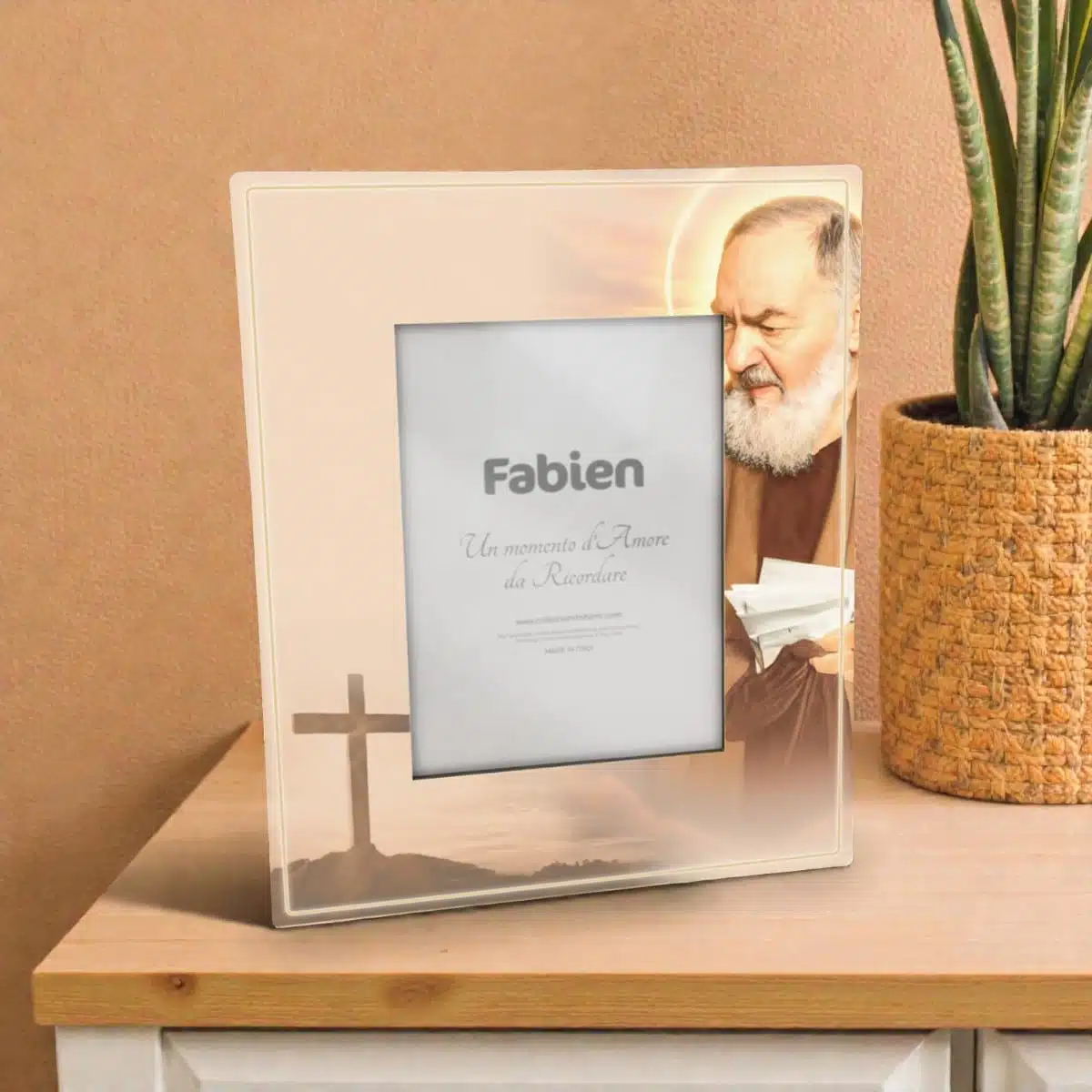 Portafoto Padre Pio personalizzato in legno, particolare del portafoto