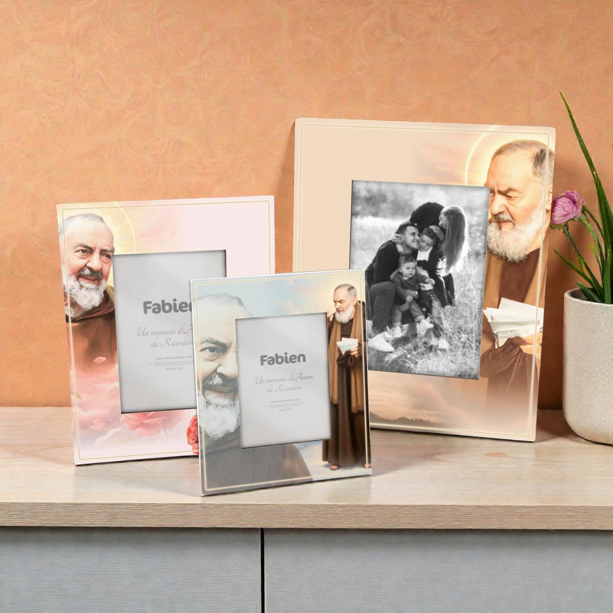 Portafoto Padre Pio personalizzato in legno, in ambiente sul mobile
