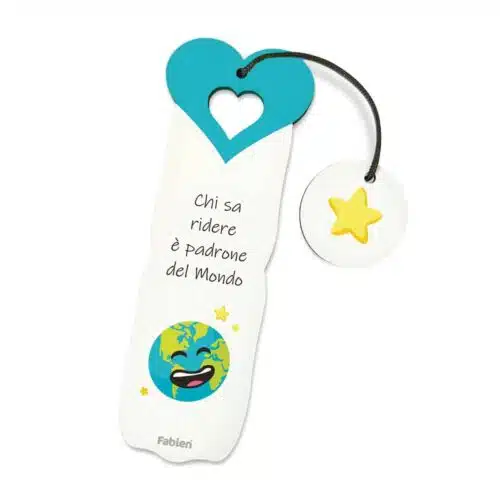 Segnalibro bomboniera tema viaggio con mappamondo sorridente, cuore traforato e ciondolo a stella, personalizzabile con nome e data