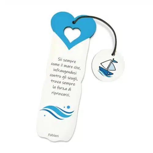 Segnalibro bomboniera tema mare con barca a vela e onde, cuore traforato azzurro e ciondolo, personalizzabile con nome e data