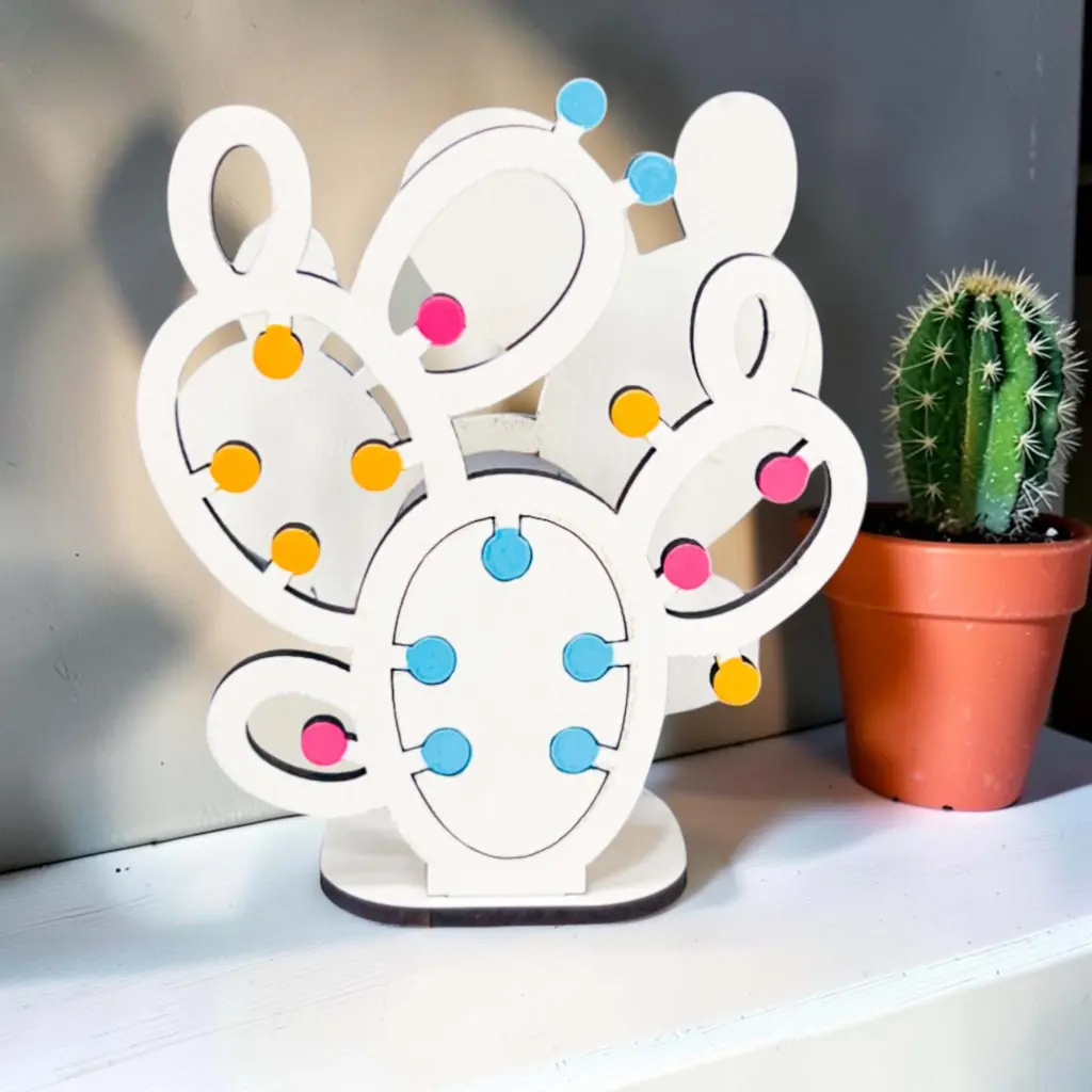 Bomboniera Lampada Led Luminarie Pugliesi Cactus appoggiato vicino muro e piantina