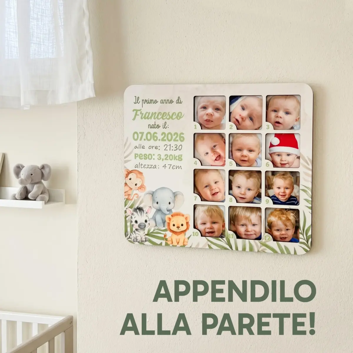 Portafoto 12 mesi personalizzabile tema safari appeso alla parete di una cameretta per neonati con culle e peluche