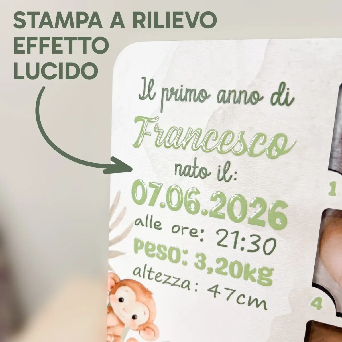 Dettaglio ravvicinato della stampa UV a rilievo effetto lucido sul portafoto 12 mesi personalizzato con nome e data di nascita