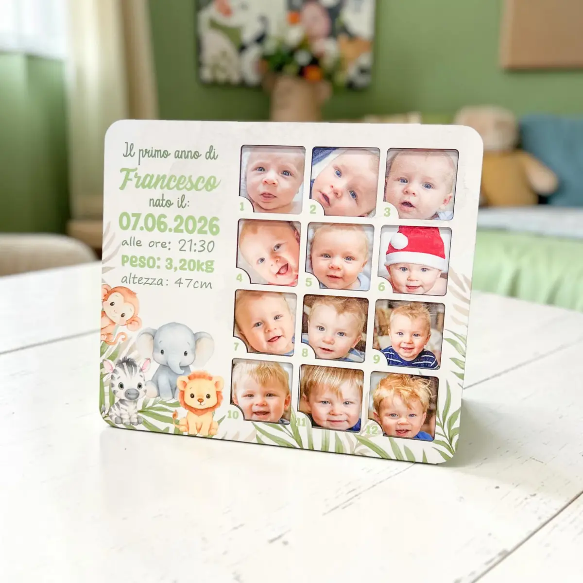 Portafoto 12 mesi tema safari appoggiato su tavolo bianco in cameretta con le foto mensili del bambino inserite
