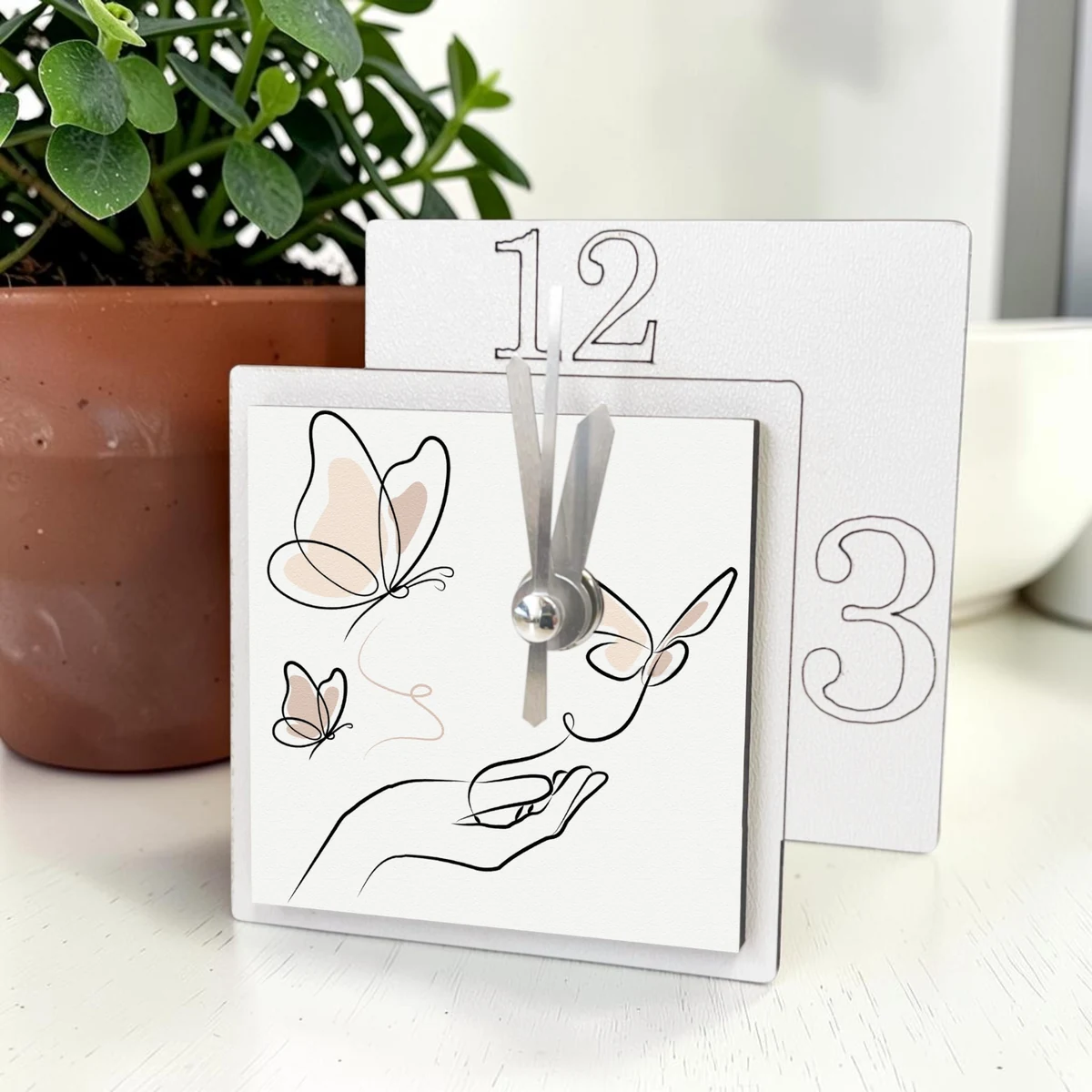 Orologio bomboniera farfalle ambientato per battesimo e comunione Albalu