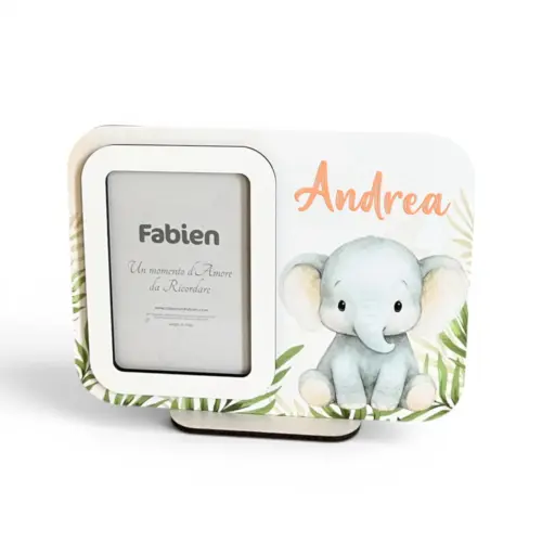 Portafoto decentrato in legno bianco a tema safari con un tenero elefantino azzurro acquerello e foglie tropicali, personalizzabile con il nome