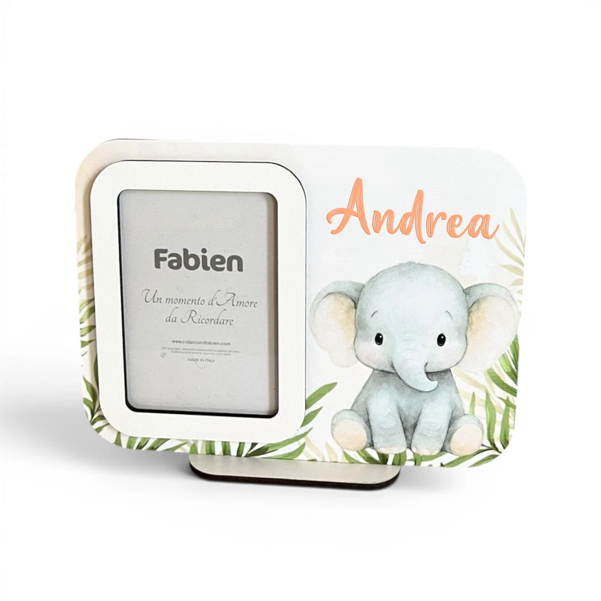 Portafoto decentrato in legno bianco a tema safari con un tenero elefantino azzurro acquerello e foglie tropicali, personalizzabile con il nome