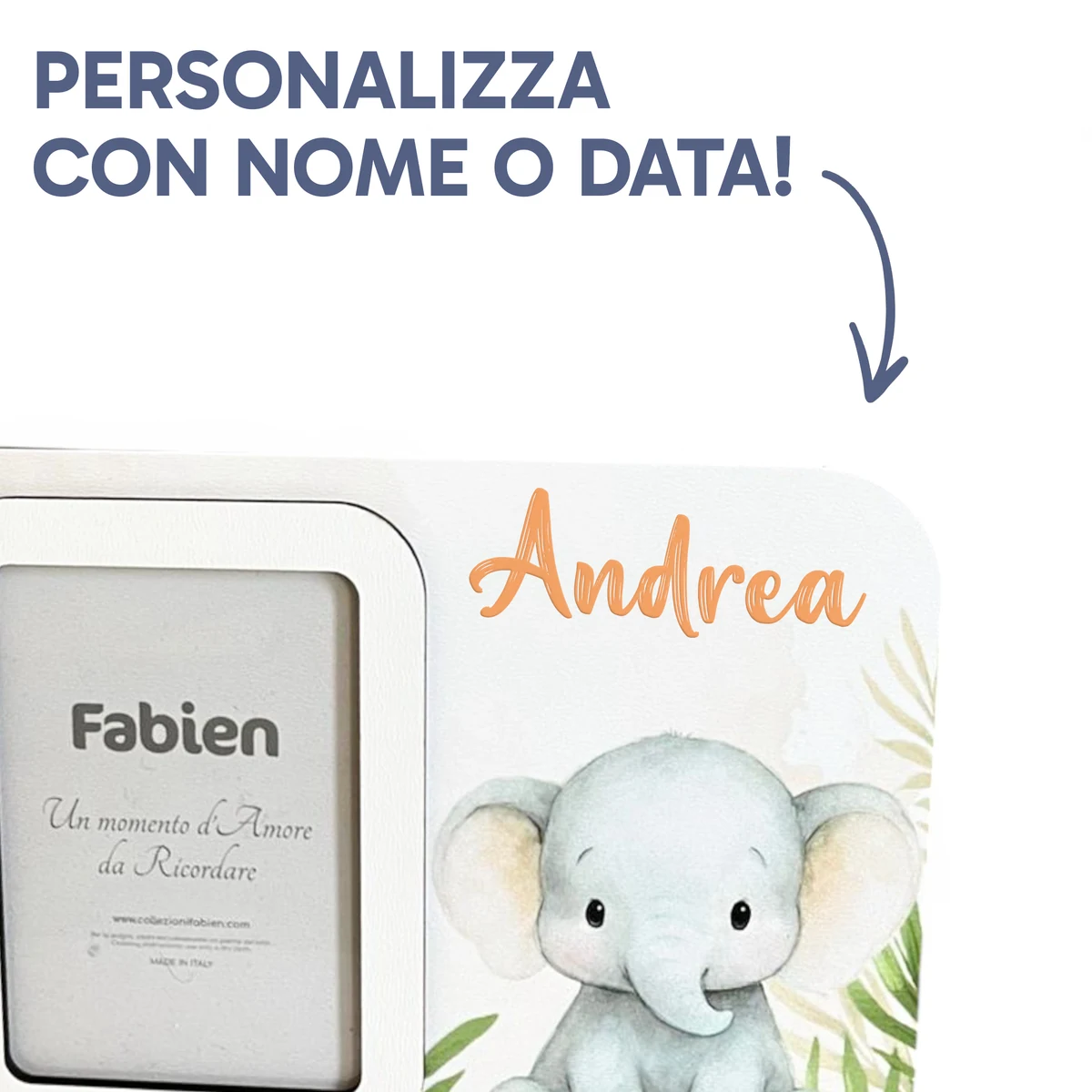 Dettaglio del portafoto safari con un tenero elefantino azzurro personalizzato con il nome del bambino in stile corsivo