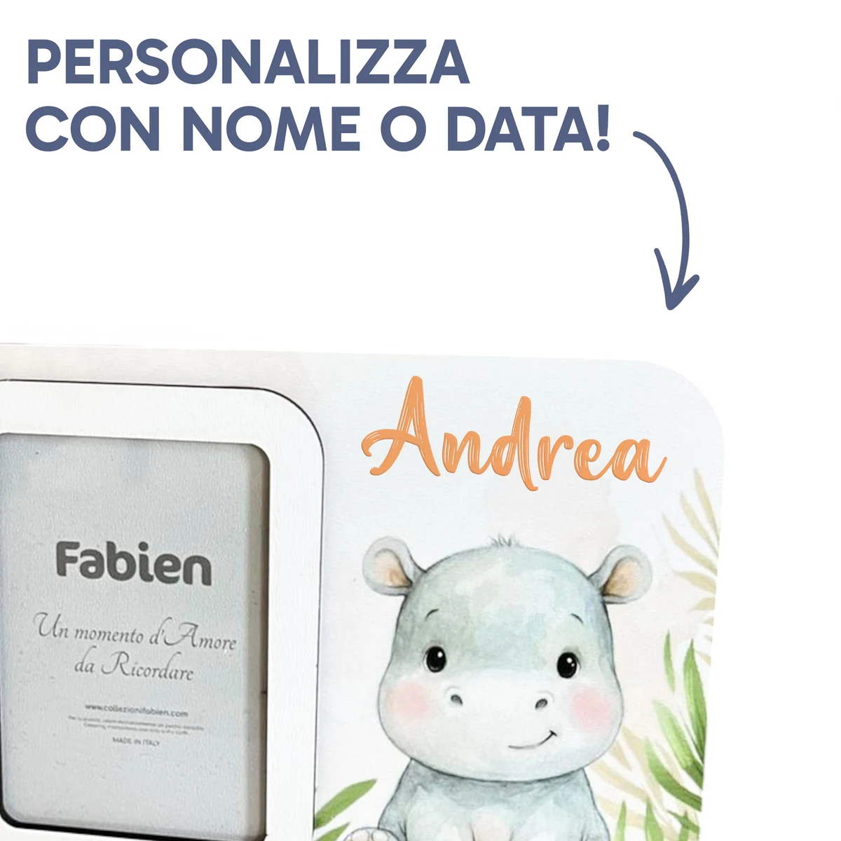 Dettaglio del portafoto safari con un dolce ippopotamo azzurro personalizzato con il nome del bambino in stile corsivo