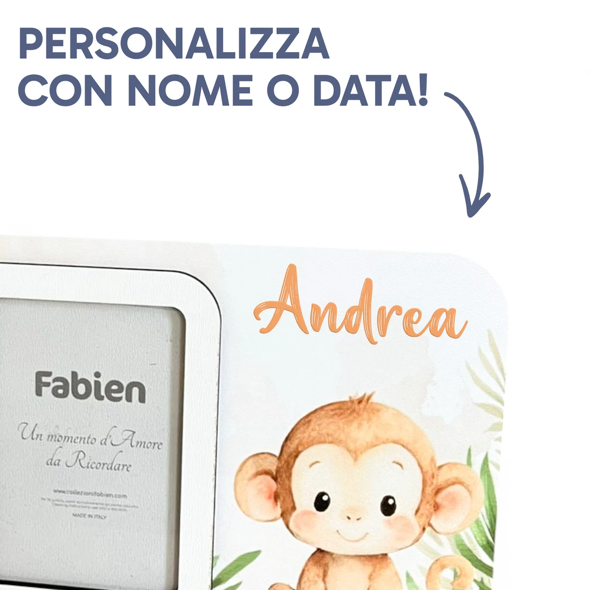 Dettaglio del portafoto safari con una vivace scimmietta personalizzato con il nome del bambino in stile corsivo