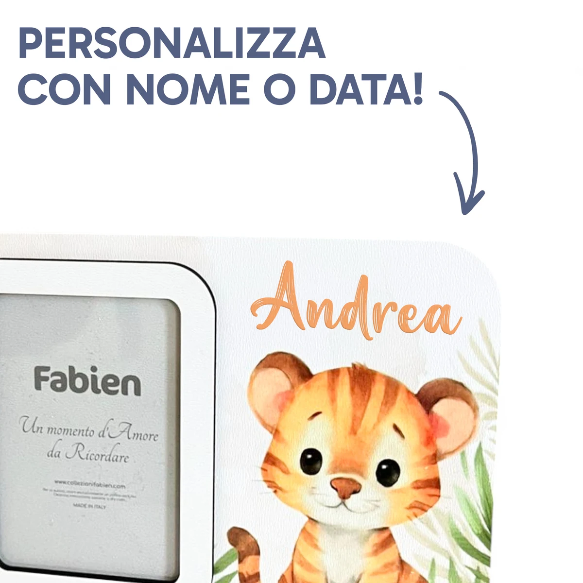 Dettaglio del portafoto safari con una tenera tigrotta personalizzato con il nome del bambino in stile corsivo
