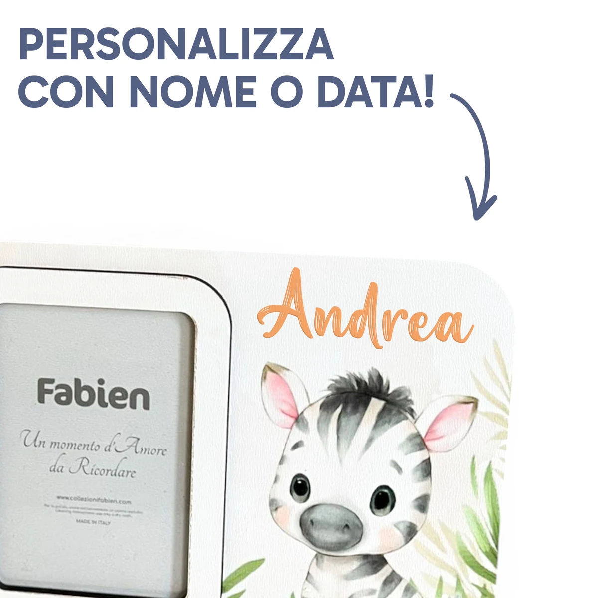 Dettaglio del portafoto safari con una dolce zebra personalizzato con il nome del bambino in stile corsivo